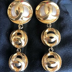 ❌SOLD❌Rare Vintage 90’s CHANEL Gold and Ivory Pearl CC Drop Clip-on Earrings.